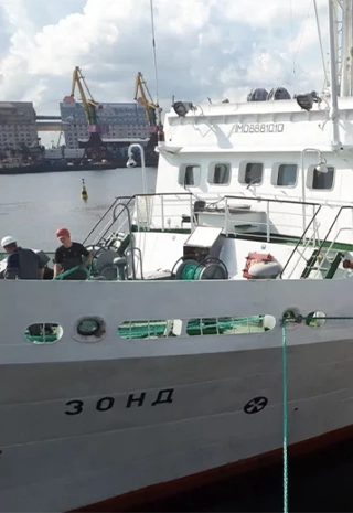 Судно «Зонд» у причала в порту