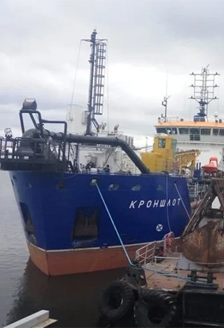 Судно «Кроншлот» у причала в порту
