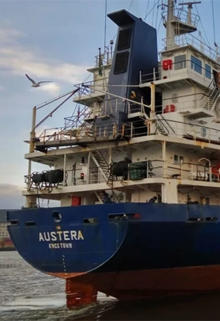 Сухогруз Austera в акватории порта